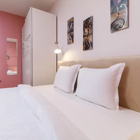 Riverside 2-bedroom شقة *