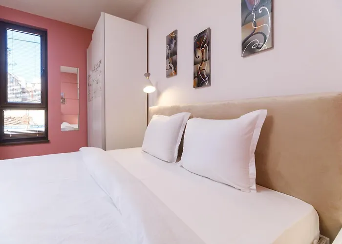 Riverside 2-bedroom Apartment *