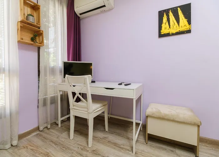 Riverside 2-bedroom Apartment *